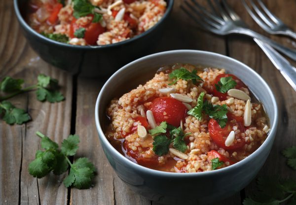 Bulgureintopf mit griechischem Joghurt und Mandeln